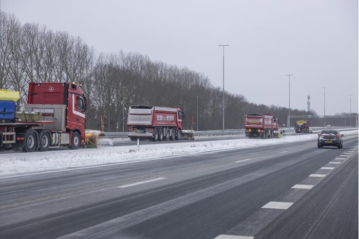 Nederland ontwaakt onder deken van sneeuw
