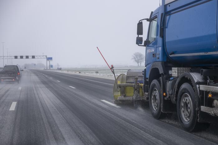 Nederland ontwaakt onder deken van sneeuw