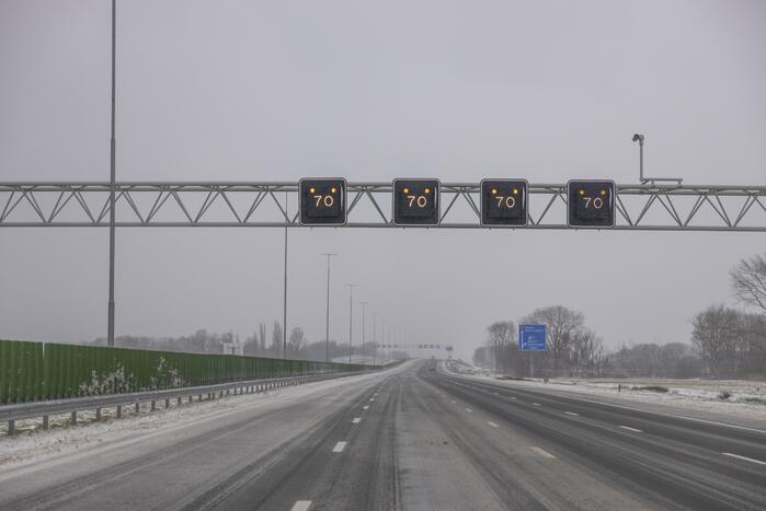 Nederland ontwaakt onder deken van sneeuw