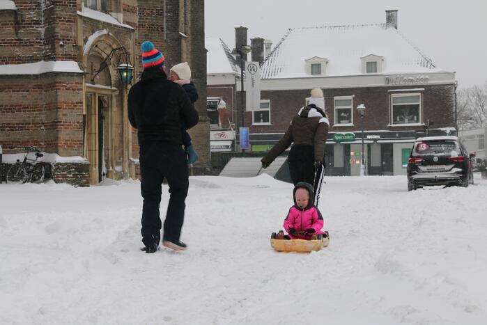 Nederland ontwaakt onder deken van sneeuw