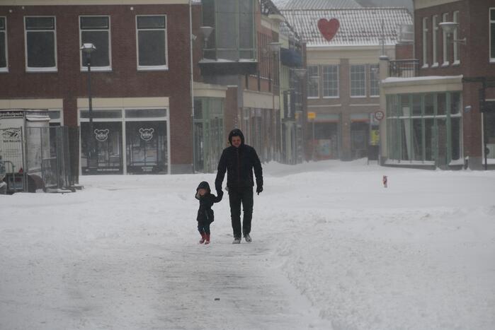 Nederland ontwaakt onder deken van sneeuw