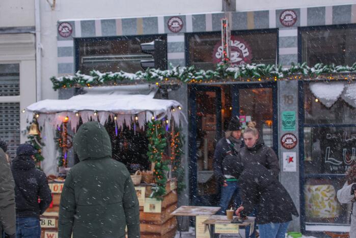 Nederland ontwaakt onder deken van sneeuw