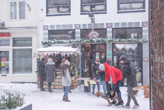 Nederland ontwaakt onder deken van sneeuw