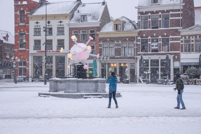 Nederland ontwaakt onder deken van sneeuw