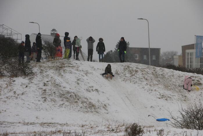 Nederland ontwaakt onder deken van sneeuw