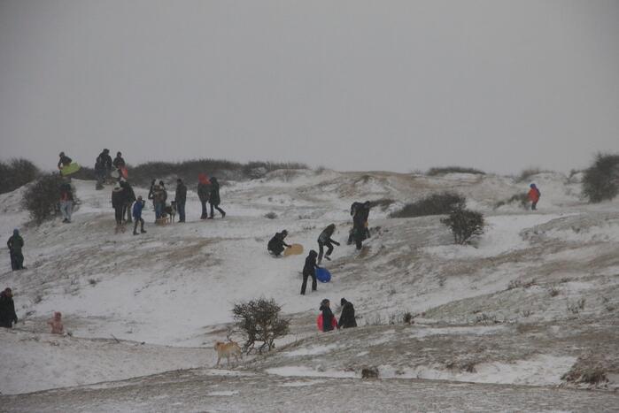 Nederland ontwaakt onder deken van sneeuw