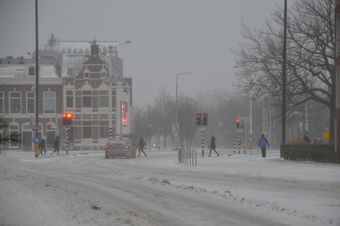 Nederland ontwaakt onder deken van sneeuw