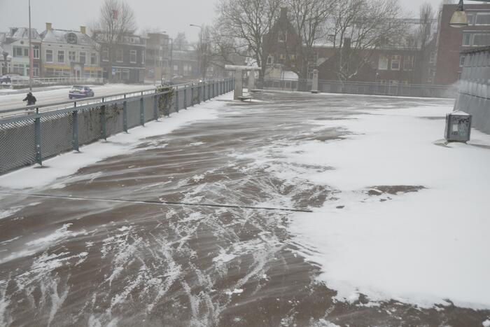 Nederland ontwaakt onder deken van sneeuw