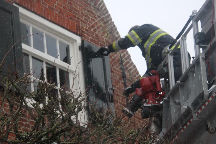Luifel hangt los aan woning