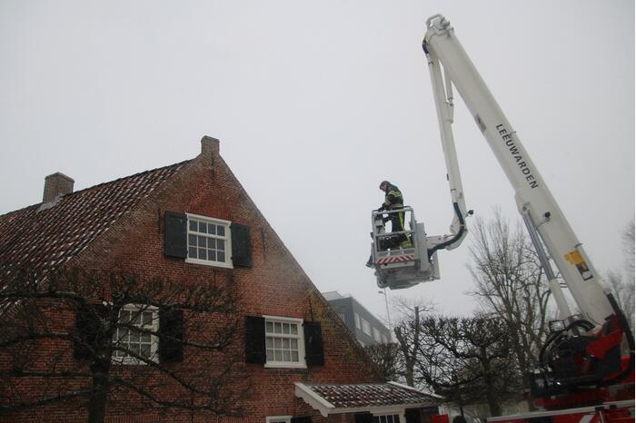 Luifel hangt los aan woning