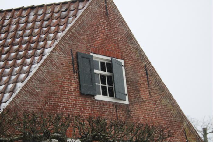 Luifel hangt los aan woning