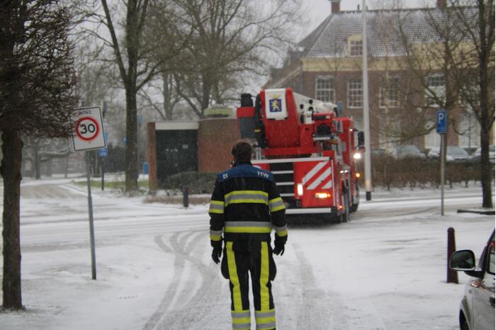 Luifel hangt los aan woning