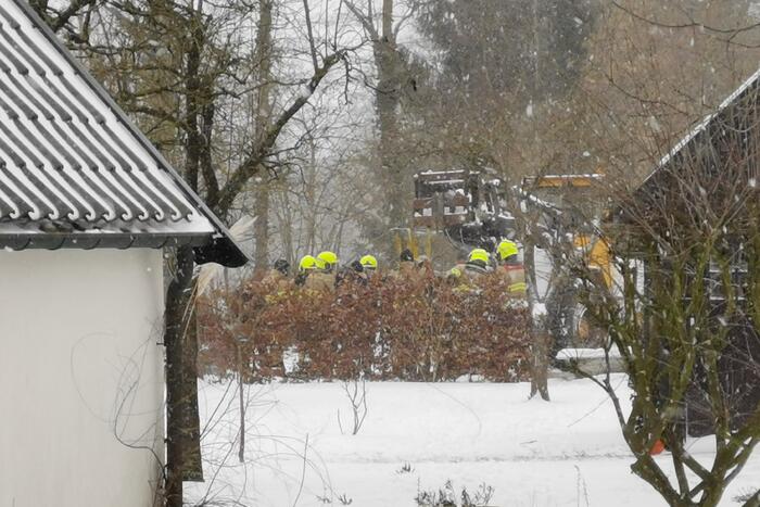Bulldozer zet paard weer op zijn benen