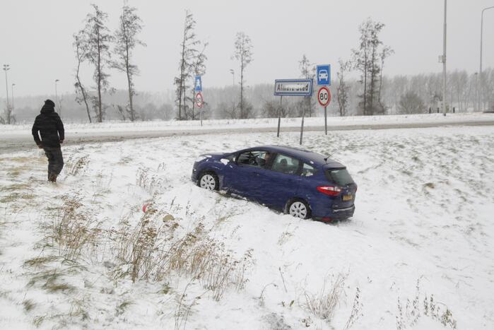 Auto raakt van de weg door gladheid