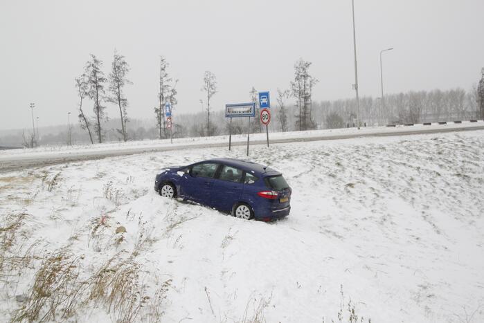 Auto raakt van de weg door gladheid