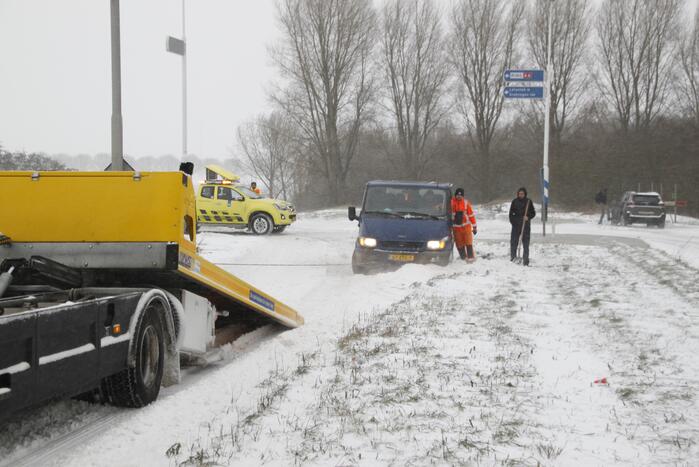 Auto glijdt van weg en komt vast te zitten