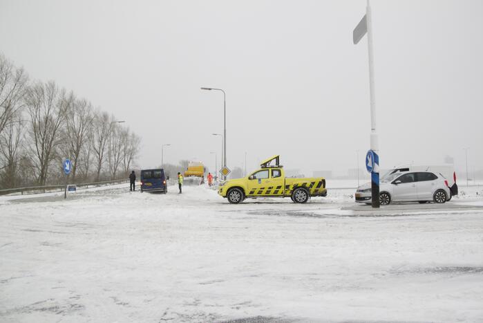 Auto glijdt van weg en komt vast te zitten