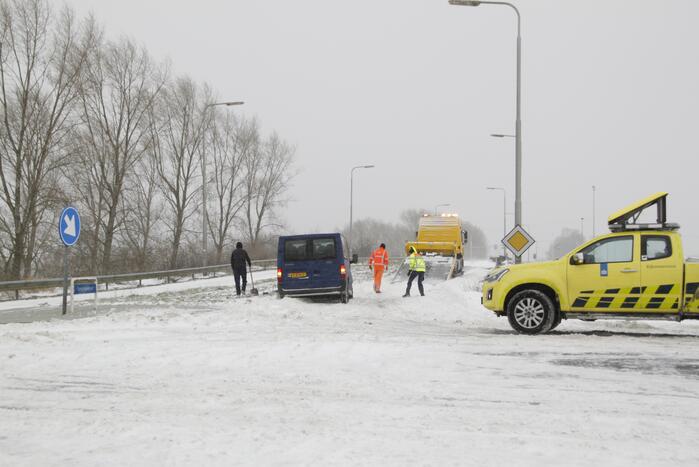 Auto glijdt van weg en komt vast te zitten