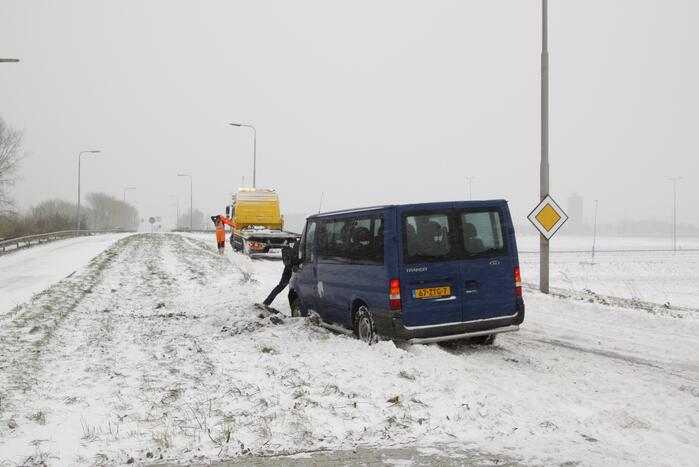 Auto glijdt van weg en komt vast te zitten