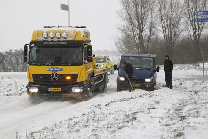 Auto glijdt van weg en komt vast te zitten
