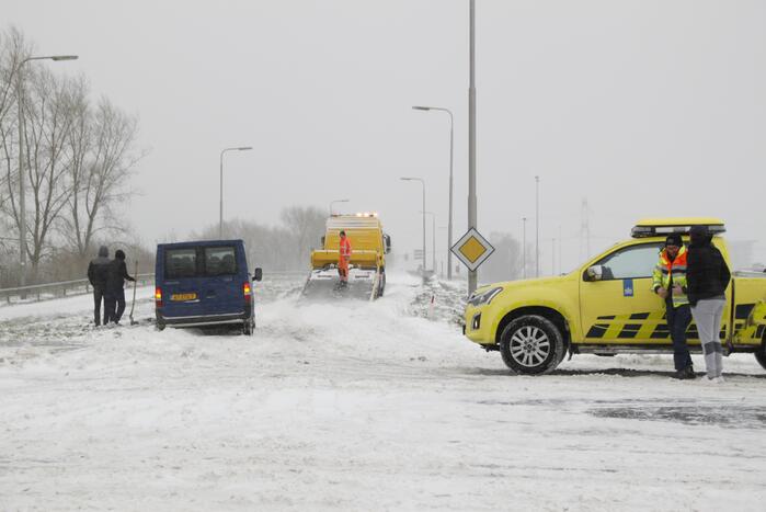 Auto glijdt van weg en komt vast te zitten