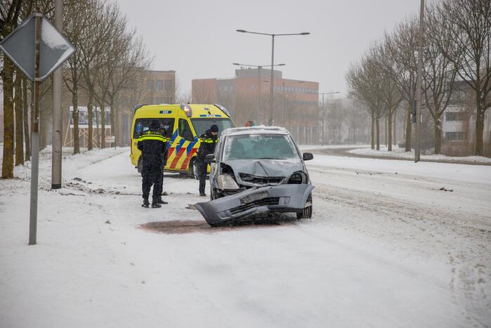 Auto glijdt en botst op boom