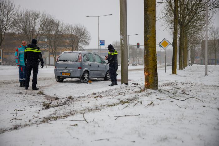 Auto glijdt en botst op boom
