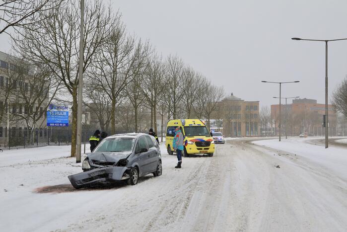 Auto glijdt en botst op boom