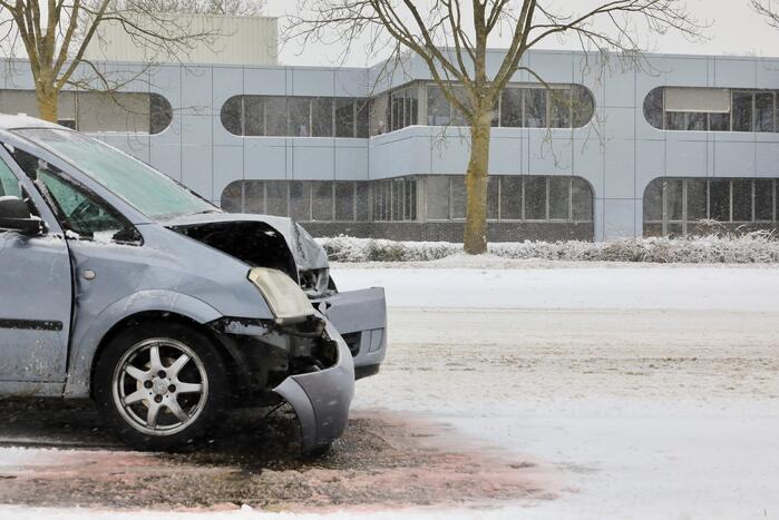 Auto glijdt en botst op boom
