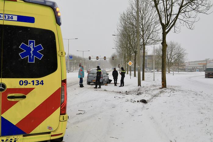 Auto glijdt en botst op boom