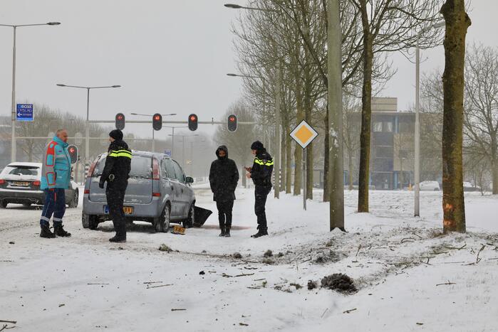 Auto glijdt en botst op boom