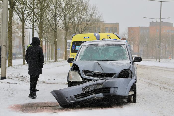 Auto glijdt en botst op boom