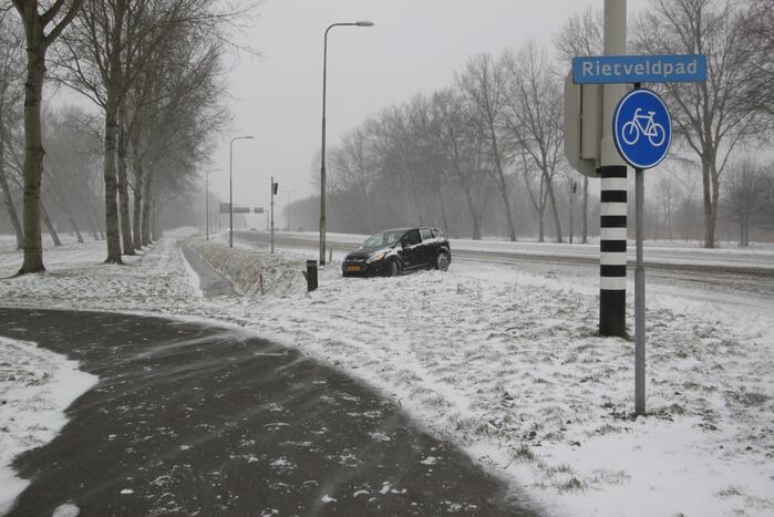 Auto naast de weg en vast in sneeuw