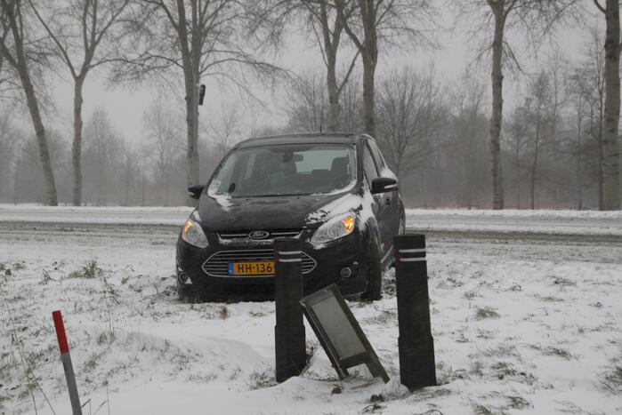 Auto naast de weg en vast in sneeuw