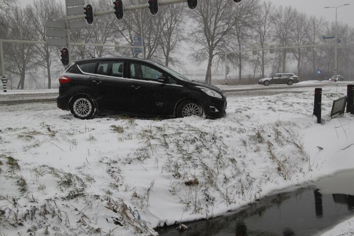 Auto naast de weg en vast in sneeuw