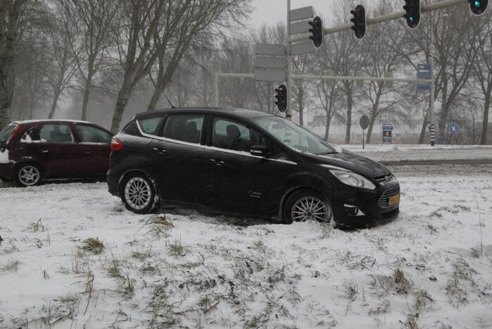 Auto naast de weg en vast in sneeuw