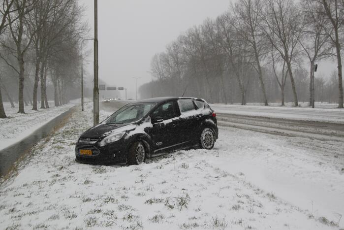 Auto naast de weg en vast in sneeuw