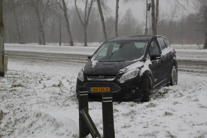 Auto naast de weg en vast in sneeuw