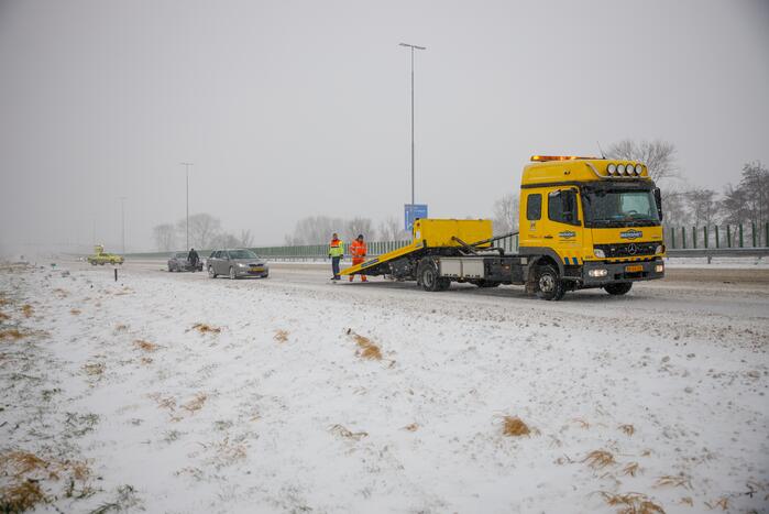 Auto's op elkaar bij glijpartij