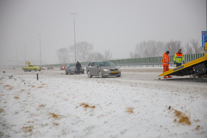 Auto's op elkaar bij glijpartij