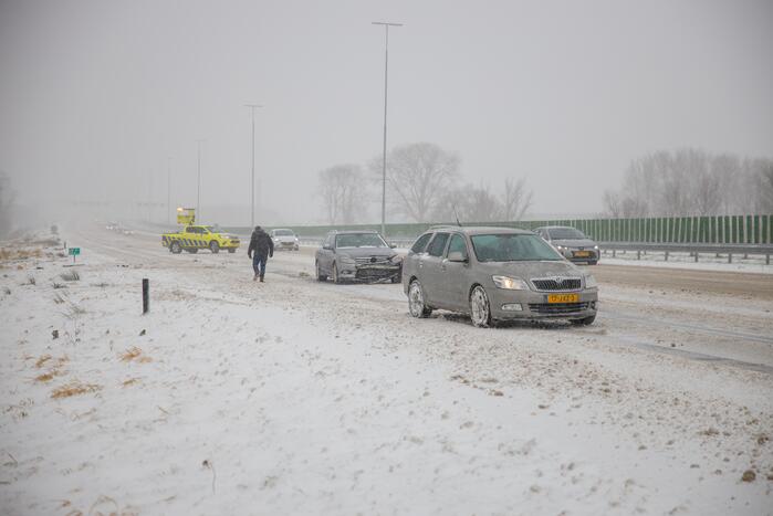 Auto's op elkaar bij glijpartij