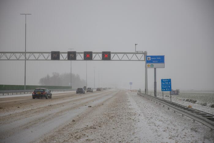 Auto's op elkaar bij glijpartij