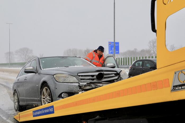 Auto's op elkaar bij glijpartij