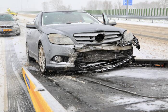 Auto's op elkaar bij glijpartij