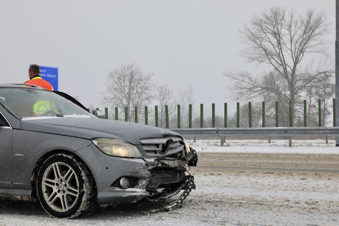 Auto's op elkaar bij glijpartij