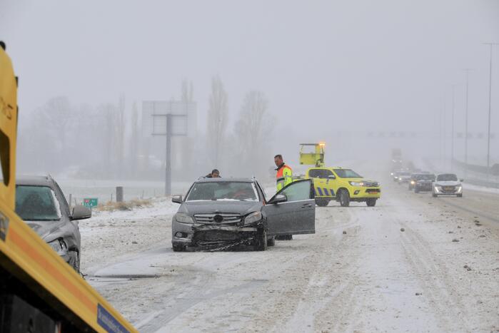 Auto's op elkaar bij glijpartij
