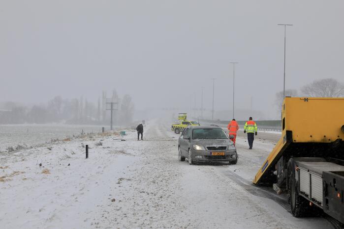 Auto's op elkaar bij glijpartij