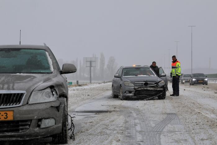 Auto's op elkaar bij glijpartij