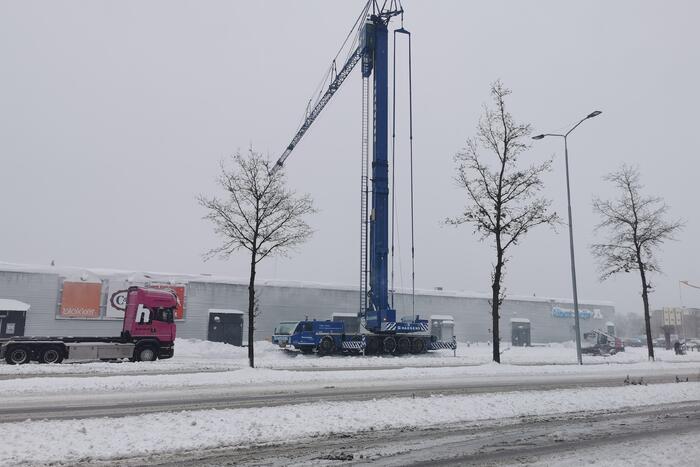 Daken bedrijfspanden sneeuwvrij gemaakt