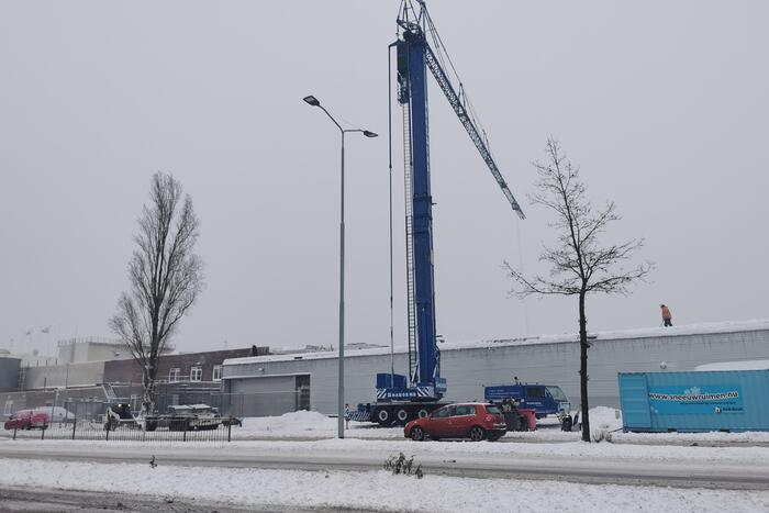 Daken bedrijfspanden sneeuwvrij gemaakt